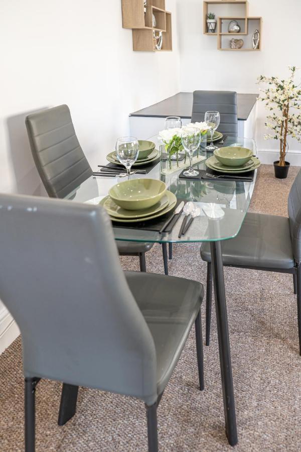 Cozy 1-Bedroom Apartment In The Heart Of Barnsley Town Centre エクステリア 写真