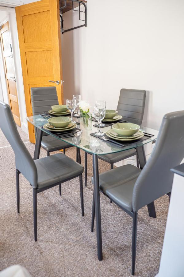 Cozy 1-Bedroom Apartment In The Heart Of Barnsley Town Centre エクステリア 写真