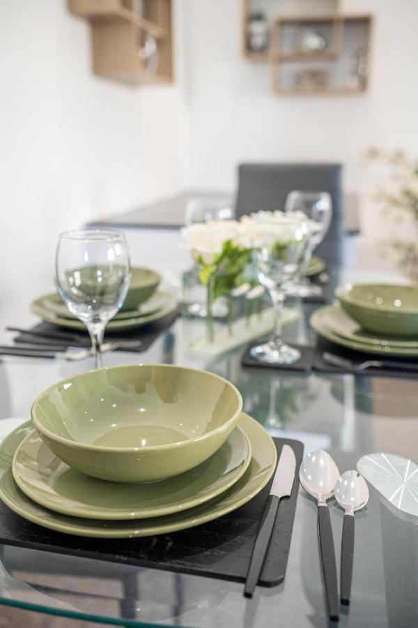 Cozy 1-Bedroom Apartment In The Heart Of Barnsley Town Centre エクステリア 写真