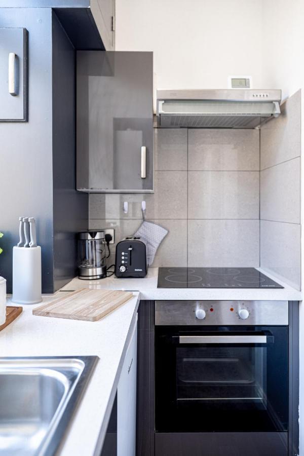 Cozy 1-Bedroom Apartment In The Heart Of Barnsley Town Centre エクステリア 写真