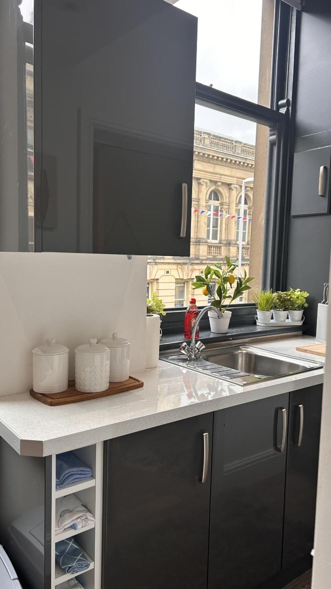 Cozy 1-Bedroom Apartment In The Heart Of Barnsley Town Centre エクステリア 写真