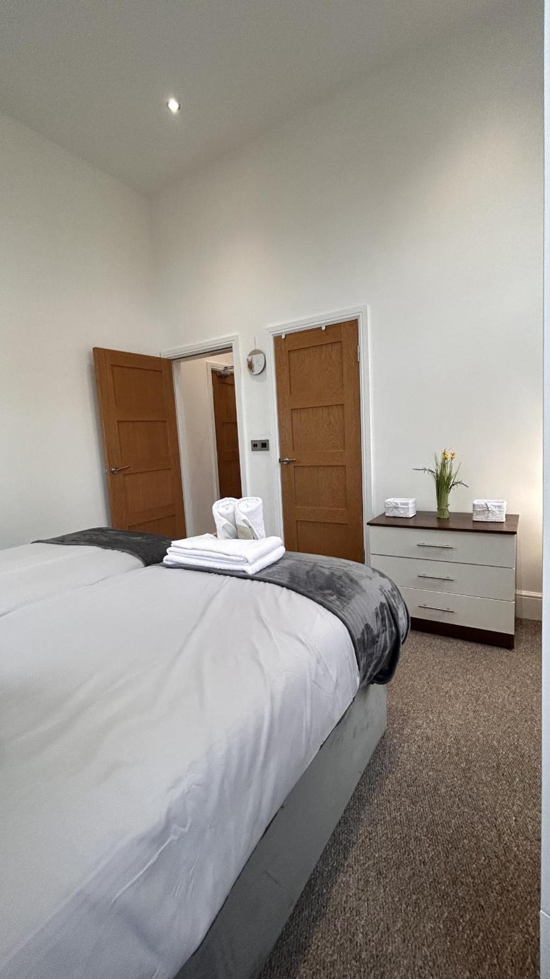 Cozy 1-Bedroom Apartment In The Heart Of Barnsley Town Centre エクステリア 写真
