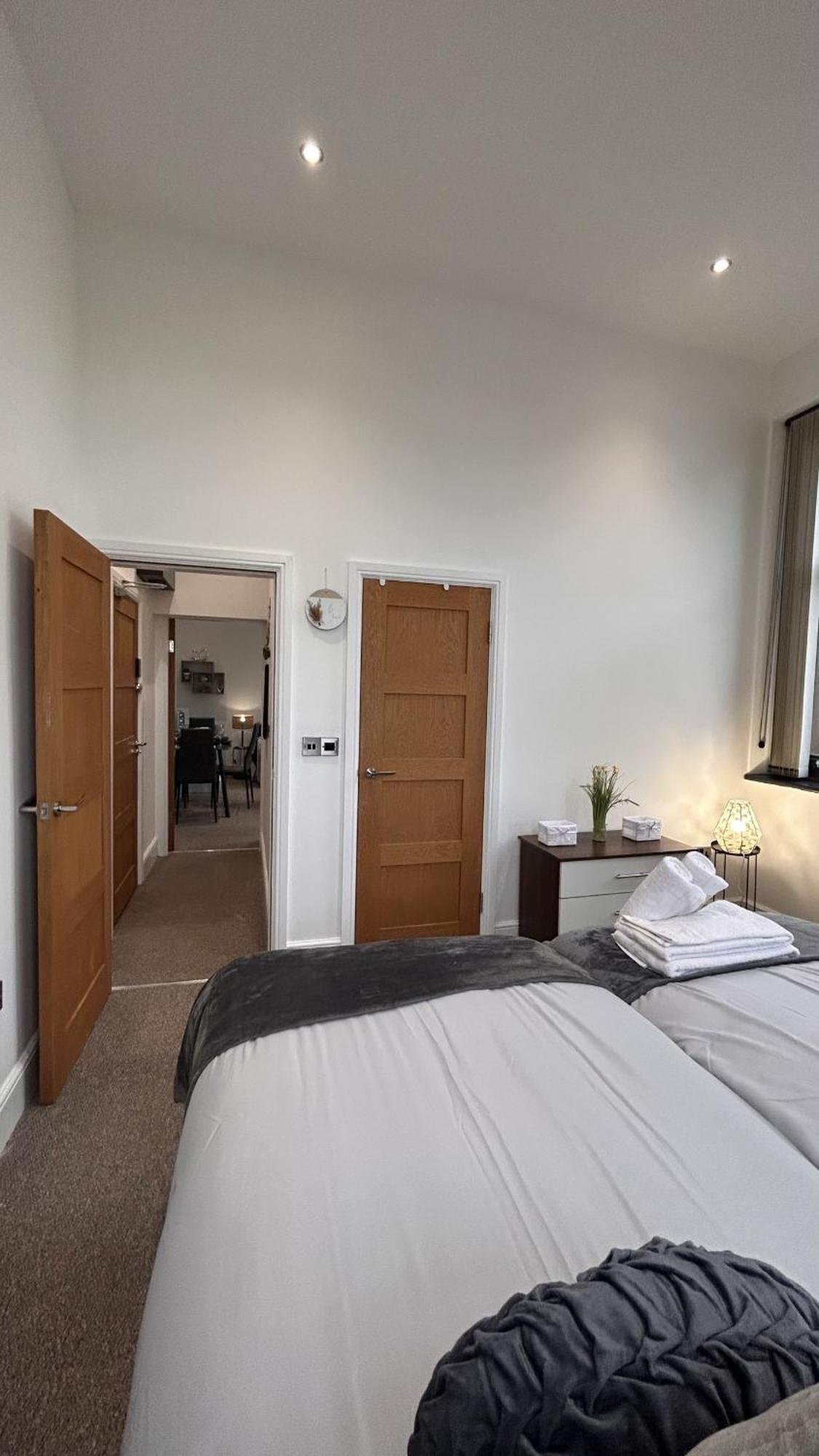 Cozy 1-Bedroom Apartment In The Heart Of Barnsley Town Centre エクステリア 写真